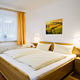 Schlafzimmer mit Doppelbett und Einzelbett