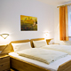 Schlafzimmer mit Doppelbett und Einzelbett